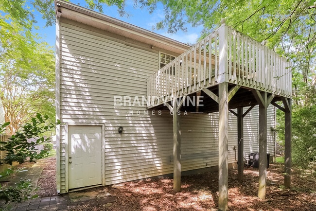 Building Photo - 631 Waynes Ct SE