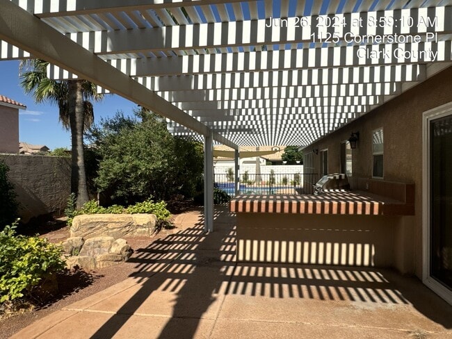 Building Photo - Beautiful Single Story with Pool in Eldorado