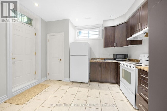 Building Photo - 106 Nipigon Ave