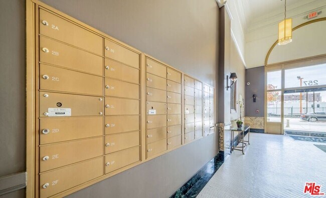 Building Photo - 257 S Spring St