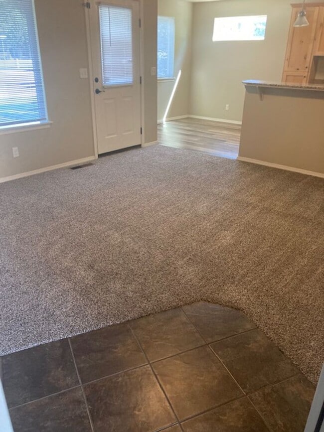 Building Photo - AB1436