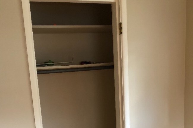 Armario del pasillo - 1064 Anderson Ferry Rd