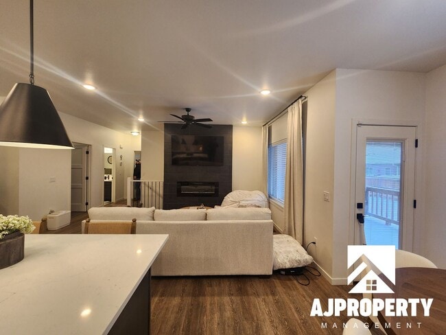 Foto del edificio - 5304 S Spirea Ave