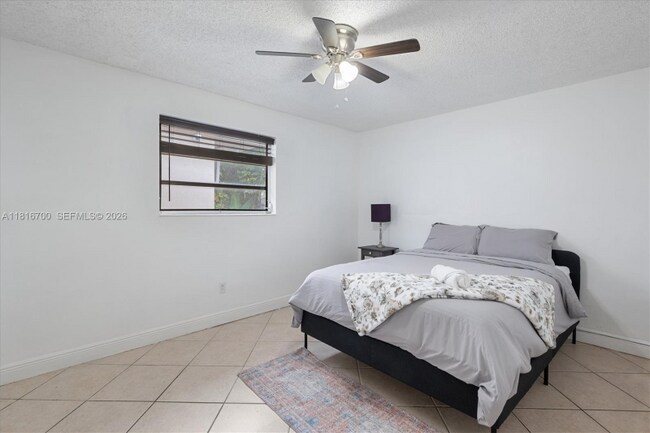 Building Photo - 5726 SW 20th St