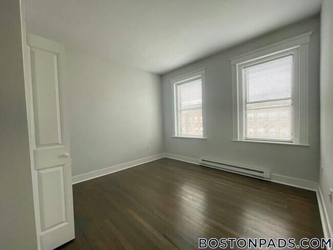 Building Photo - 81 Park Dr