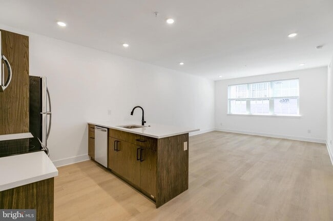 Building Photo - 3045 Richmond St