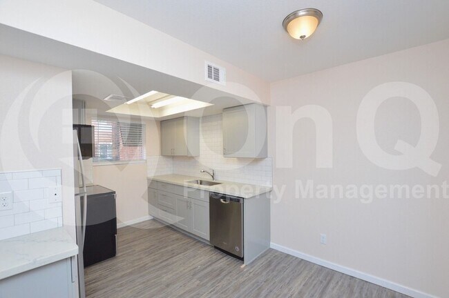 Foto del edificio - 1418 E Knoll Cir