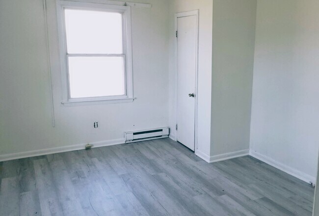 large bedrooms - 311 N Crater Rd