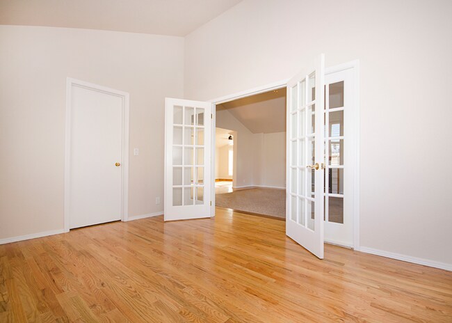 Foto del edificio - Beautiful 4 bedroom Single Level Home with Hard Wood Floors _ Pet Friendly!