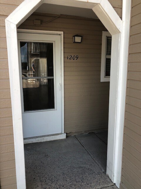 Primary Photo - Lovely 2 Bedroom, 1 Bathroom Condo in Cast...