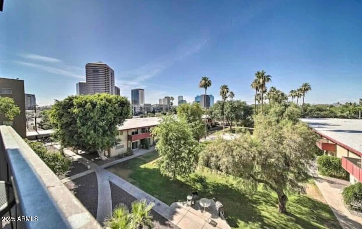 Foto principal - 353 E Thomas Rd