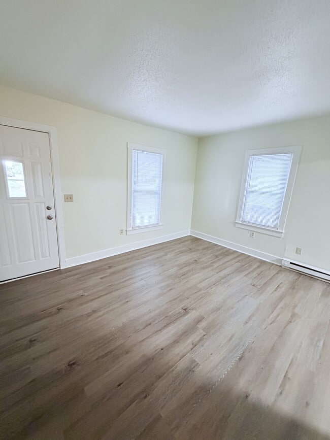 Building Photo - 1827 Pine Way