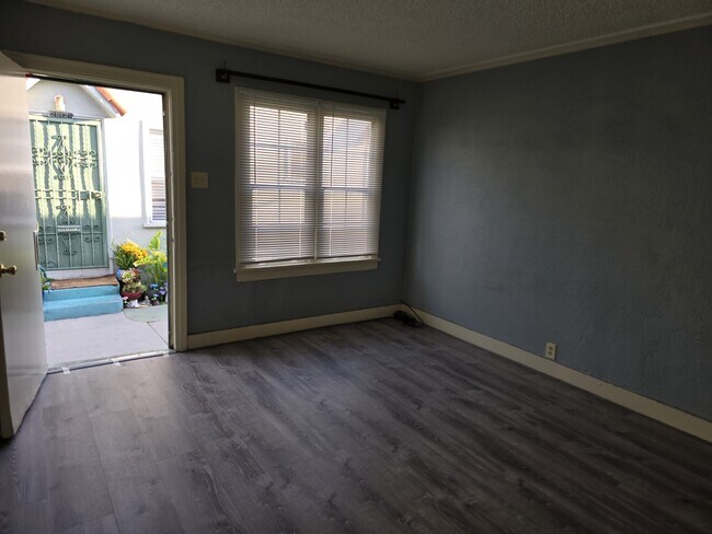 Foto del edificio - 2808 1/2 Hillcrest Dr