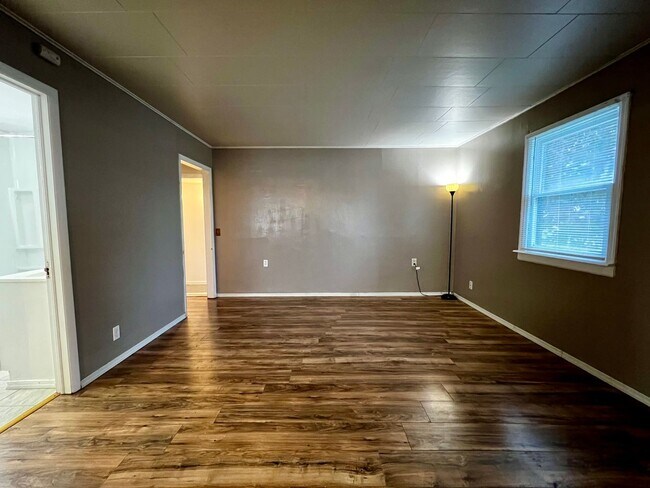 Foto del edificio - Non-Refundable & Security Deposit Total: $...