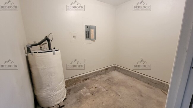 Building Photo - 1218 Byron Ave SW