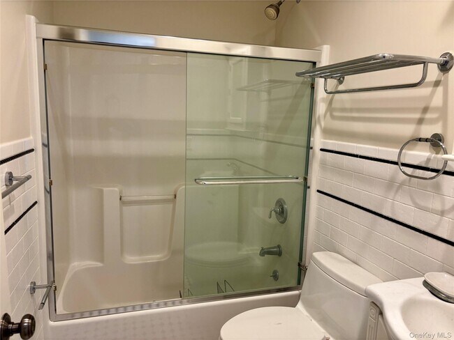Building Photo - 335 Herricks Ln