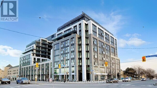 Photo du bâtiment - 801 The Queensway