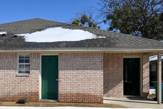 Building Photo - 606 N Sewell Dr