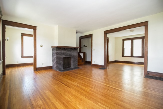 Building Photo - 701 Hampton Ave