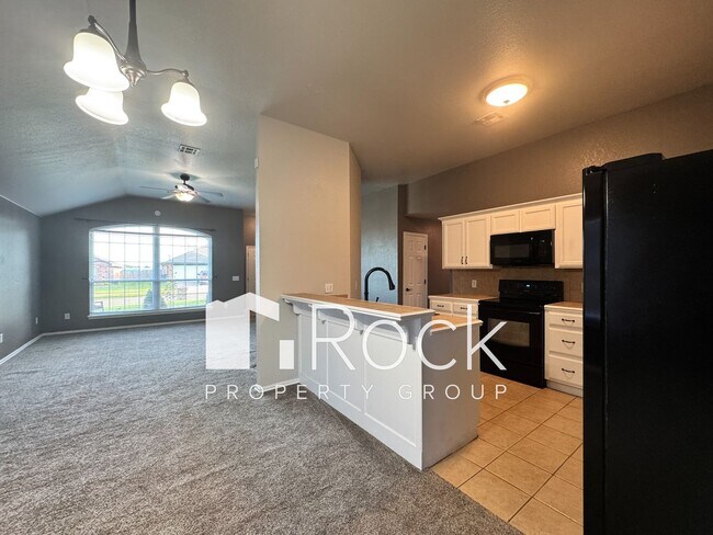 Foto del edificio - 4 Bedroom Home in Moore with All Appliances Included *1st Month's Rent FREE*