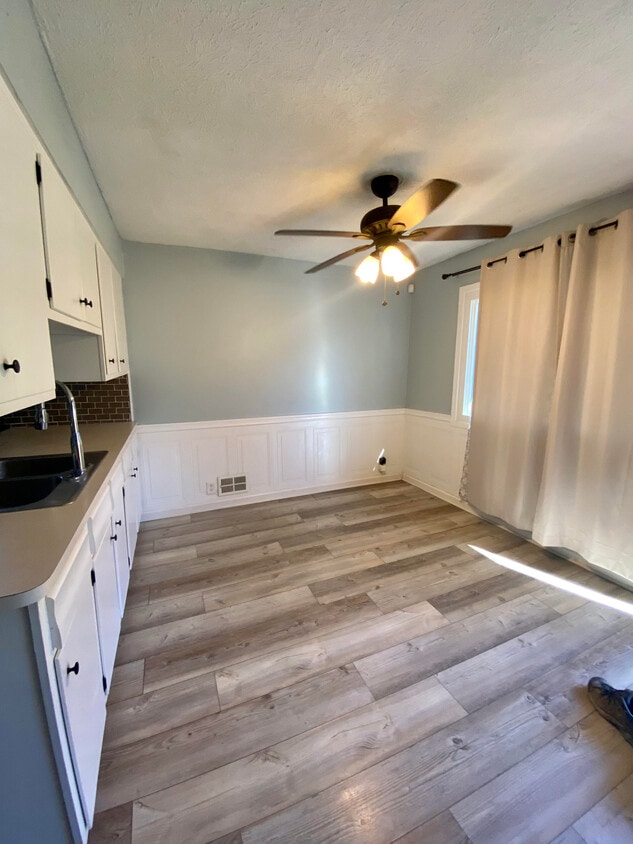 Dining room - 5696 Pleasant St
