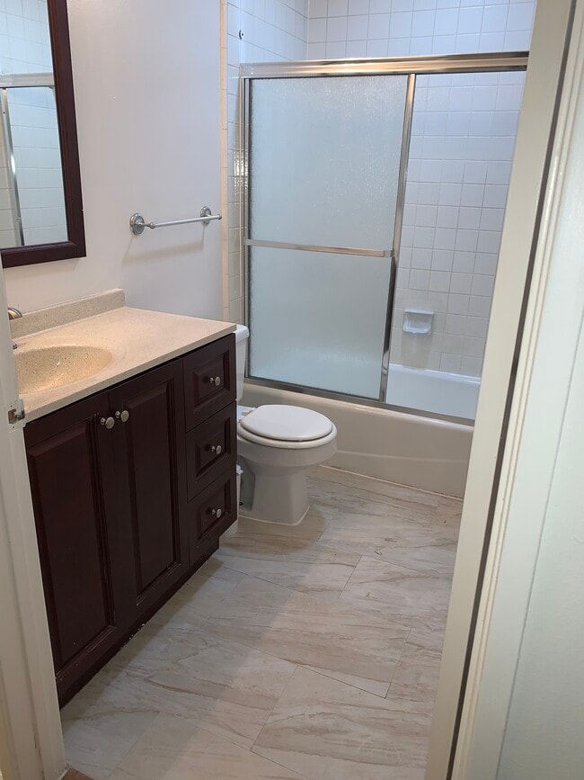 Bathroom - 5735 Woodman Ave