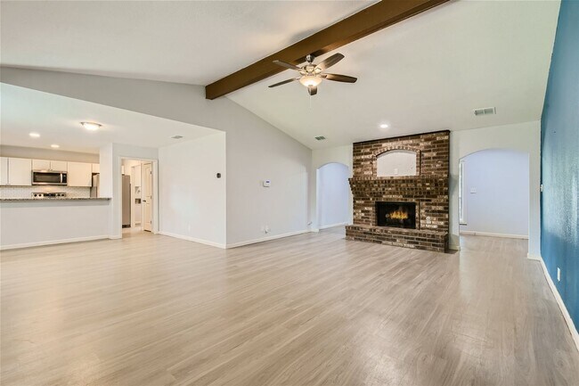 Foto del edificio - Stunning 4 bedroom for rent, mature trees,...