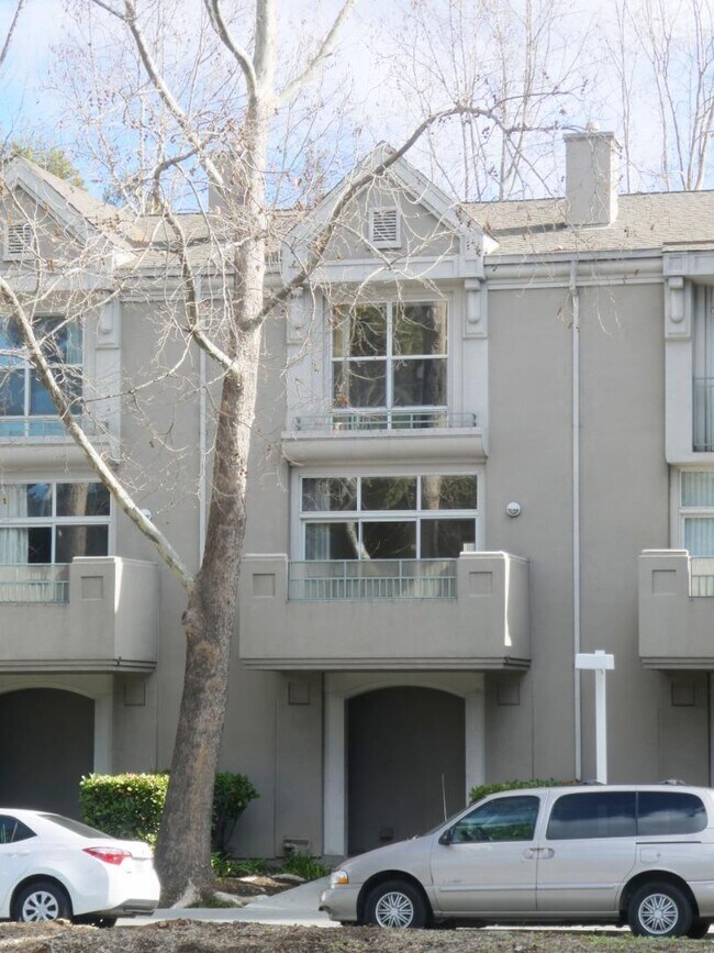 Building Photo - 315 Dunsmuir Terrace