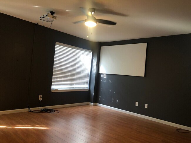 Foto del edificio - MOVE-IN READY!