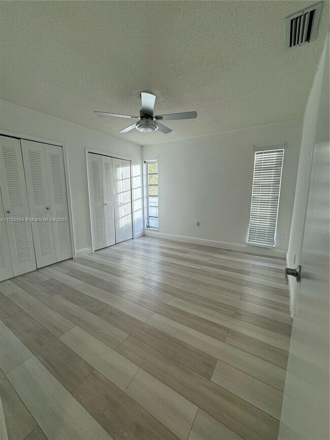Foto del edificio - 854 E 32nd St