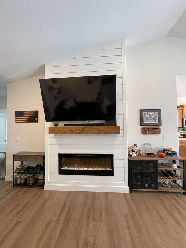 Foto del edificio - ADORABLE HOME EXREMELY CLOSE TO FORT RILEY! FENCED BACKYARD!