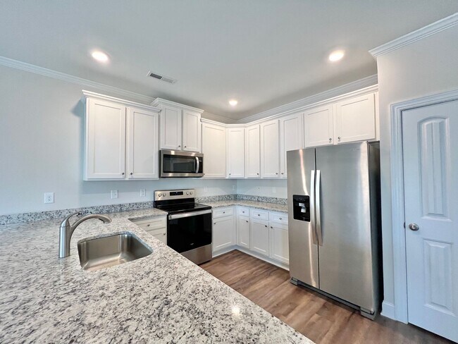 Foto del edificio - Stunning 3BD, 3BA End Unit Raleigh Townhome on a Corner Lot with High End Features in an HOA Comm...
