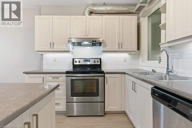 Photo du bâtiment - 1012 King St E