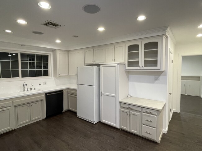 Kitchen - 15925 Acre St