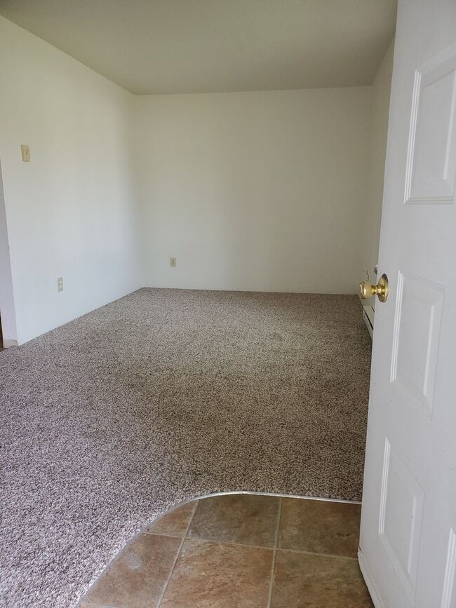 Building Photo - 2 Bedroom 1 Bath Duplex
