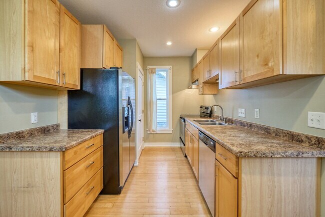 Foto del edificio - Charming 4-Bedroom Home with Gleaming Hardwood Floors in Vibrant Minneapolis Neighborhood!