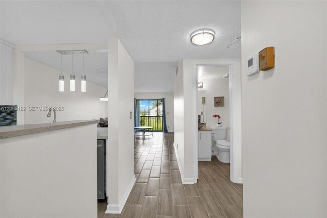 Foto del edificio - 7142 Golf Colony Ct