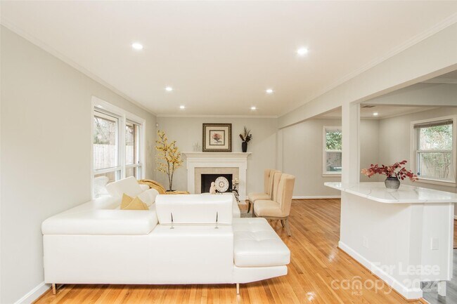 Building Photo - 932 Stanfield Dr