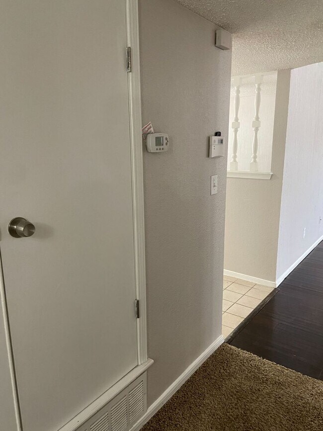 Building Photo - Home For Rent