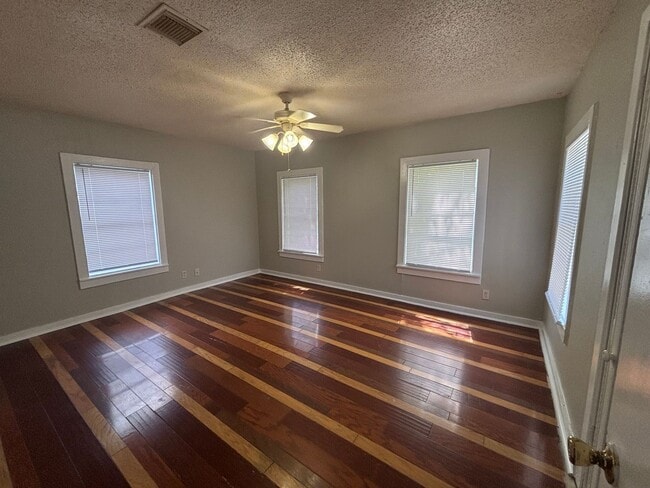 Building Photo - Charming 3 bedroom 2 bath home