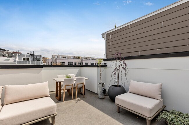 Foto del edificio - 2478 1/2 Ontario Rd NW