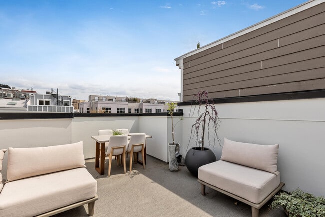 Foto del edificio - 2478 1/2 Ontario Road Northwest-ID1011218P