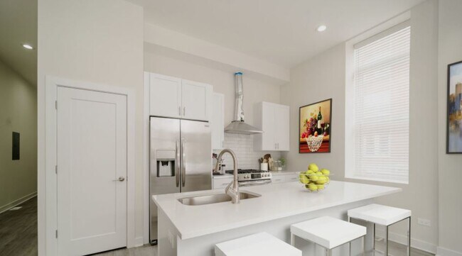 Foto del edificio - 727 N Hoyne Ave