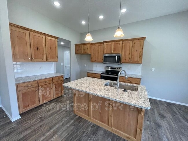 Building Photo - 525 S Chipmunk Ave