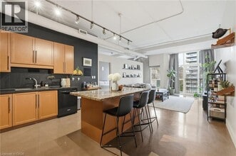 Building Photo - 66 Bay St S
