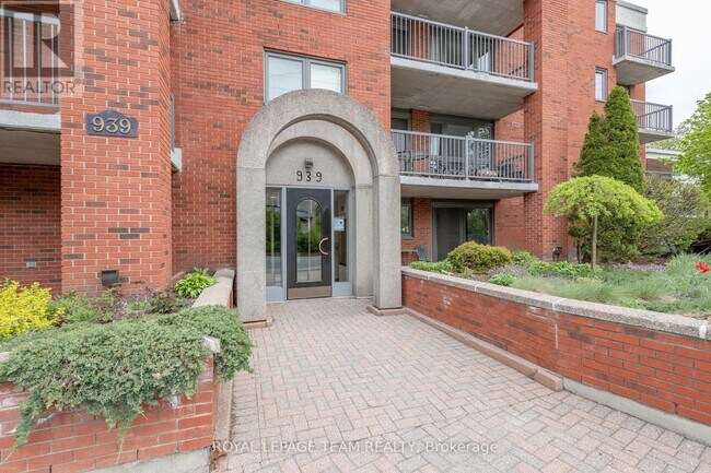 Photo du bâtiment - 939 N River Rd