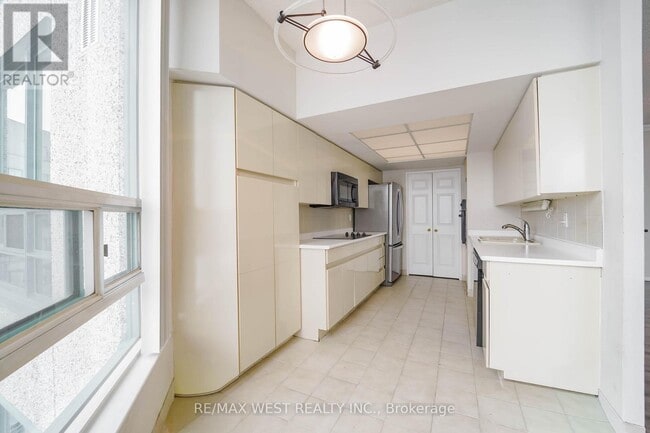 Building Photo - 7825 Bayview Ave