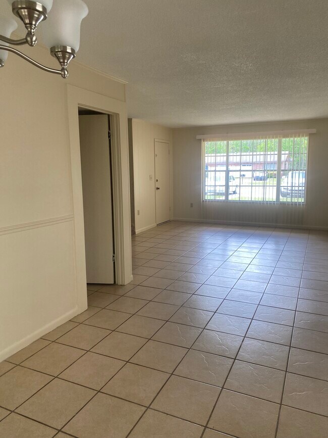 Foto del edificio - 1015-101 SW McFarlane Ave