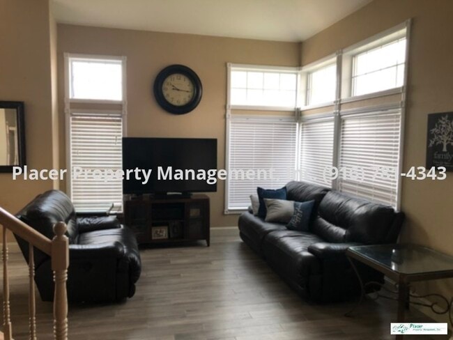 Building Photo - Beautiful 5 Bedroom 3 Bathroom home in Roc...