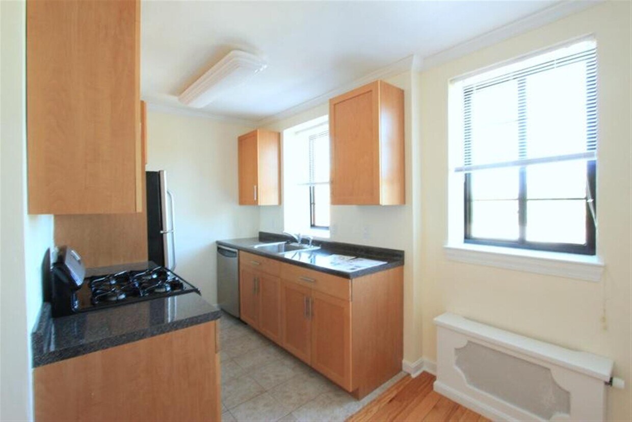 Primary Photo - 52 Brattle St